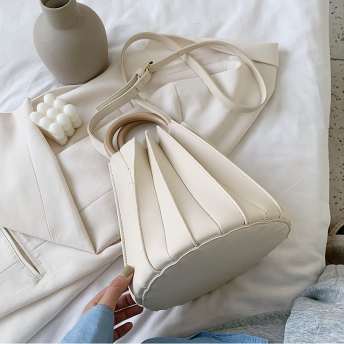 話題沸騰中 新作 気質 ファッション 韓国系 ハンドバッグ 肩掛け 斜め掛け 可愛い ショルダバッグ